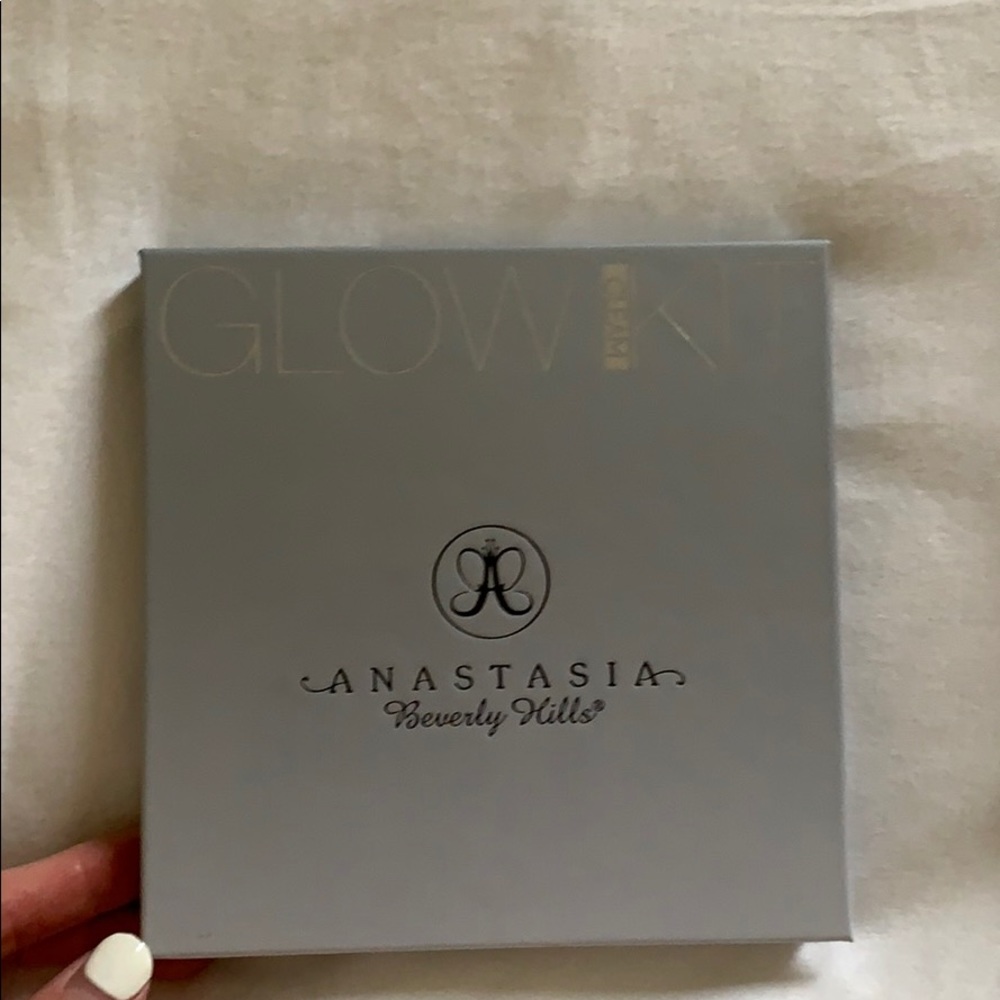 Anastasia Beverly Hills glow kit in Gleam
